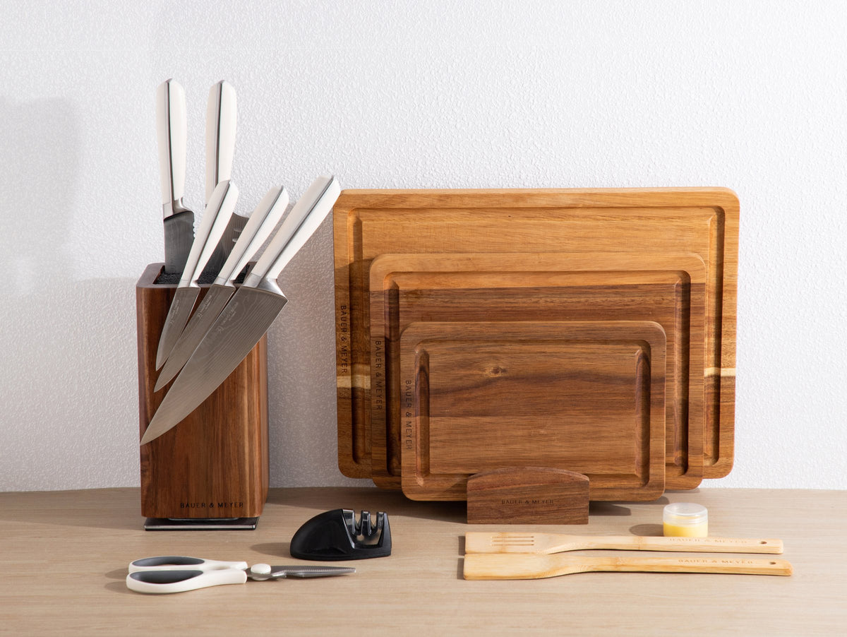 Chef's Choice Collection met messen met wit handvat, acaciahouten snijplanken, schaar en messenslijper