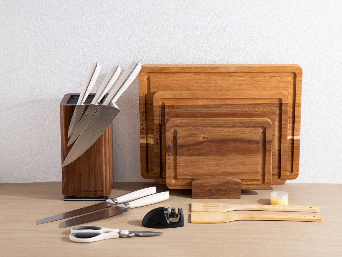 Chef's Choice Collection met messen met wit handvat, losse messen, schaar en bamboe spatels