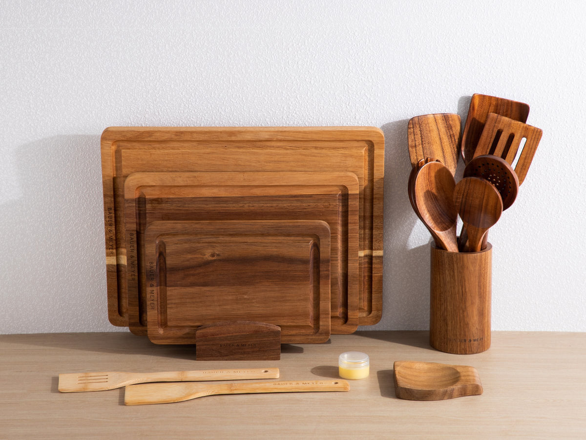 BAUER & MEYER Chef's Prep Duo: acaciahouten snijplanken in houder naast teakhouten keukengerei in houder