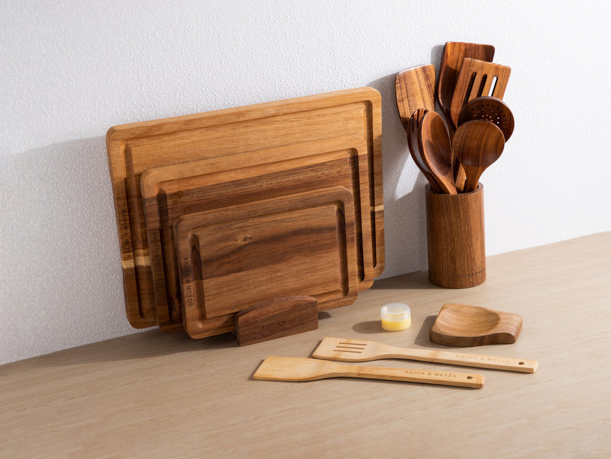 Chef's Prep Duo schuin van voren met snijplanken, teakhouten keukengerei, lepelsteun, waxolie en bamboe spatels