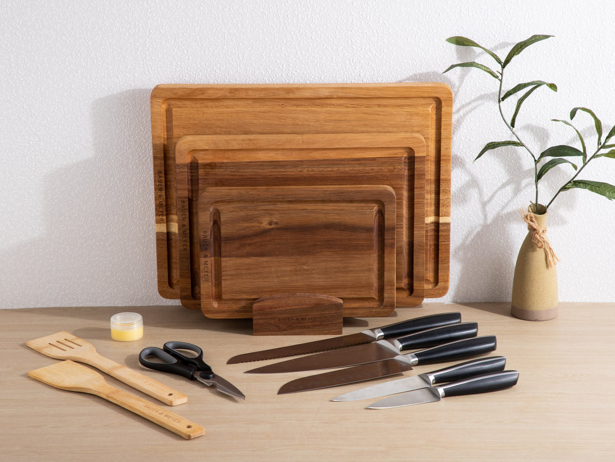 Japanese Chef Duo met messen met zwart handvat, acaciahouten snijplanken, keukenschaar, waxolie en spatels