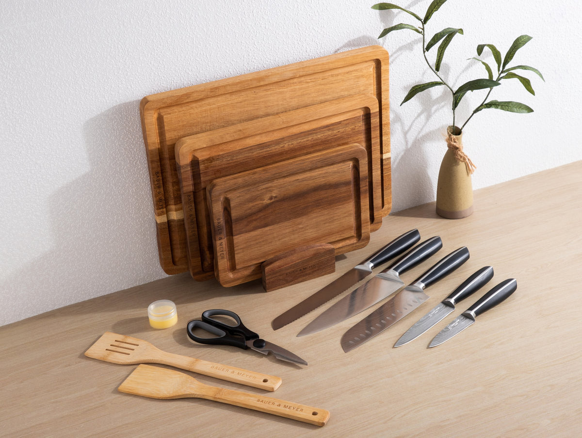 Japanese Chef Duo schuin van voren met messen met zwart handvat en acaciahouten snijplanken