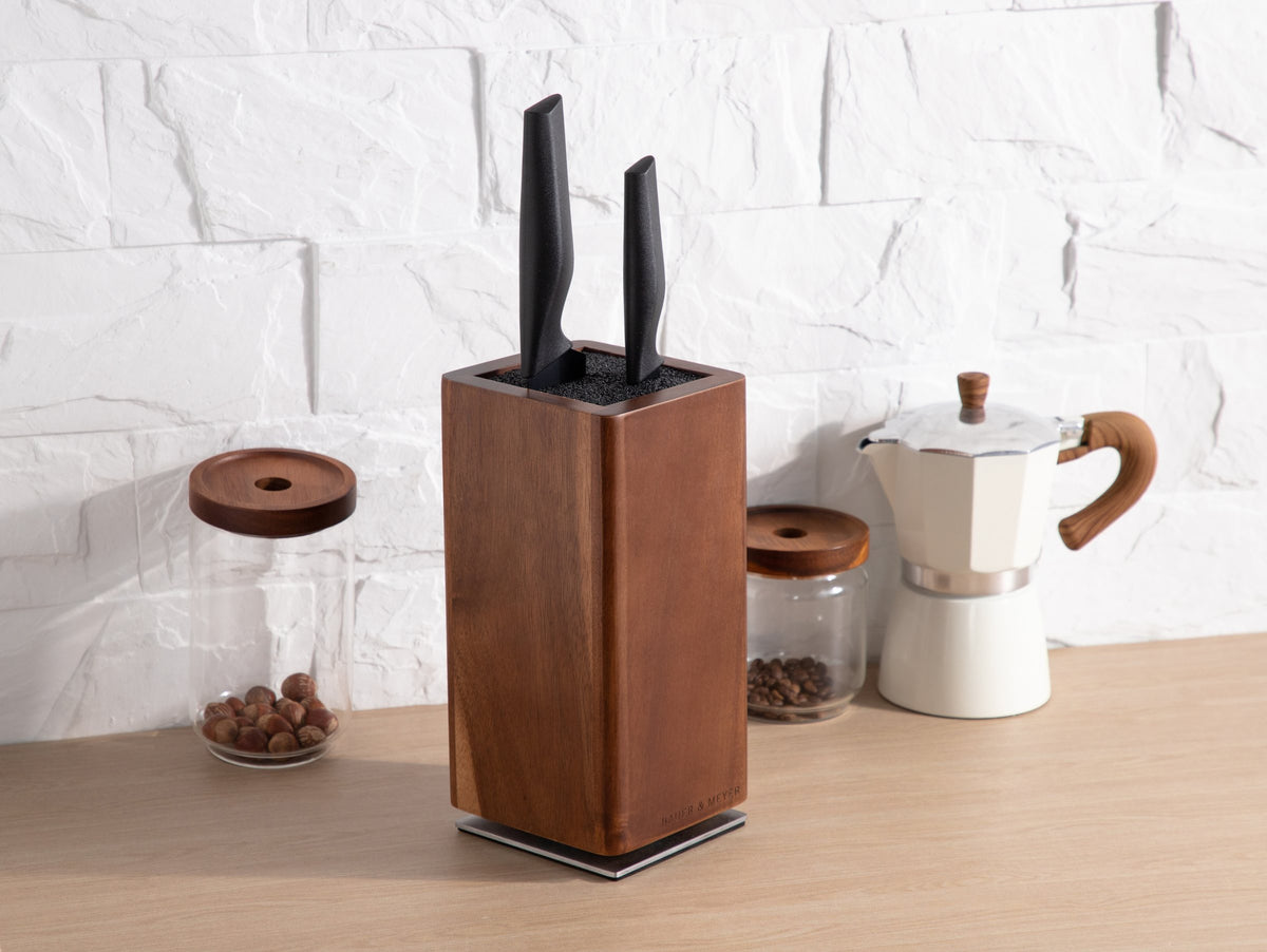 Messenhouder 360 met twee zwarte messen op een houten aanrecht naast koffiepot en voorraadpotten