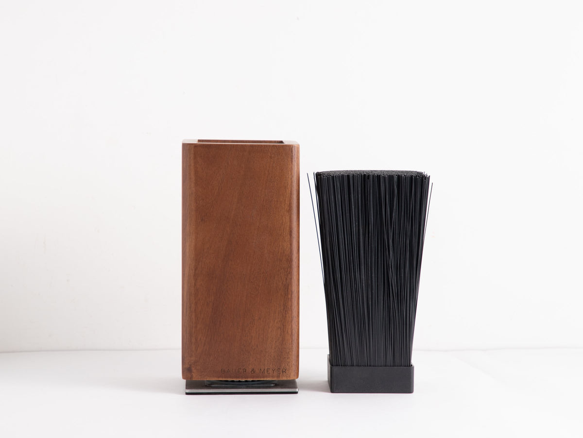 Messenhouder 360 met het universele borstelinzetstuk ernaast