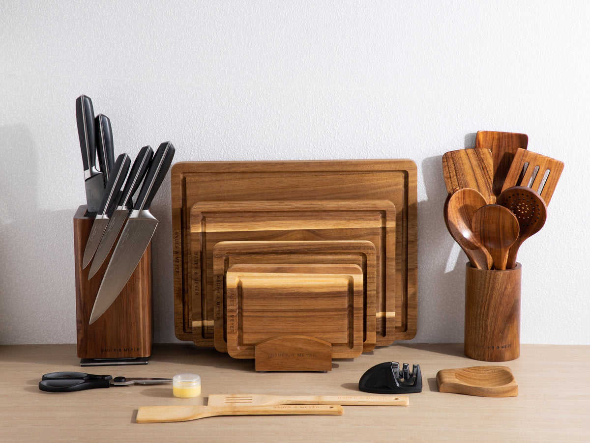 Premium Collection met messen met zwart handvat, acaciahouten snijplanken en teakhouten keukengerei