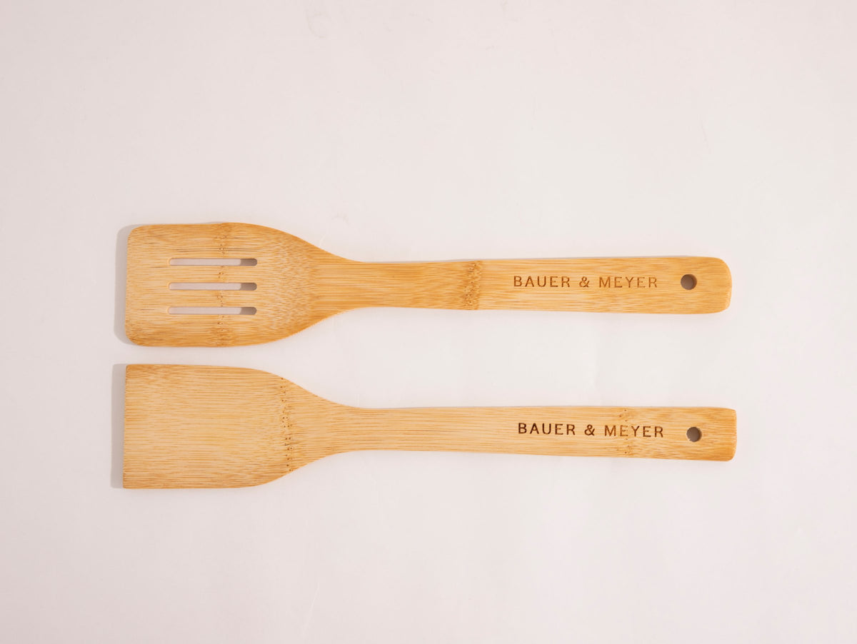 Twee bamboe spatels met BAUER & MEYER-gravering uit de snijplankenset
