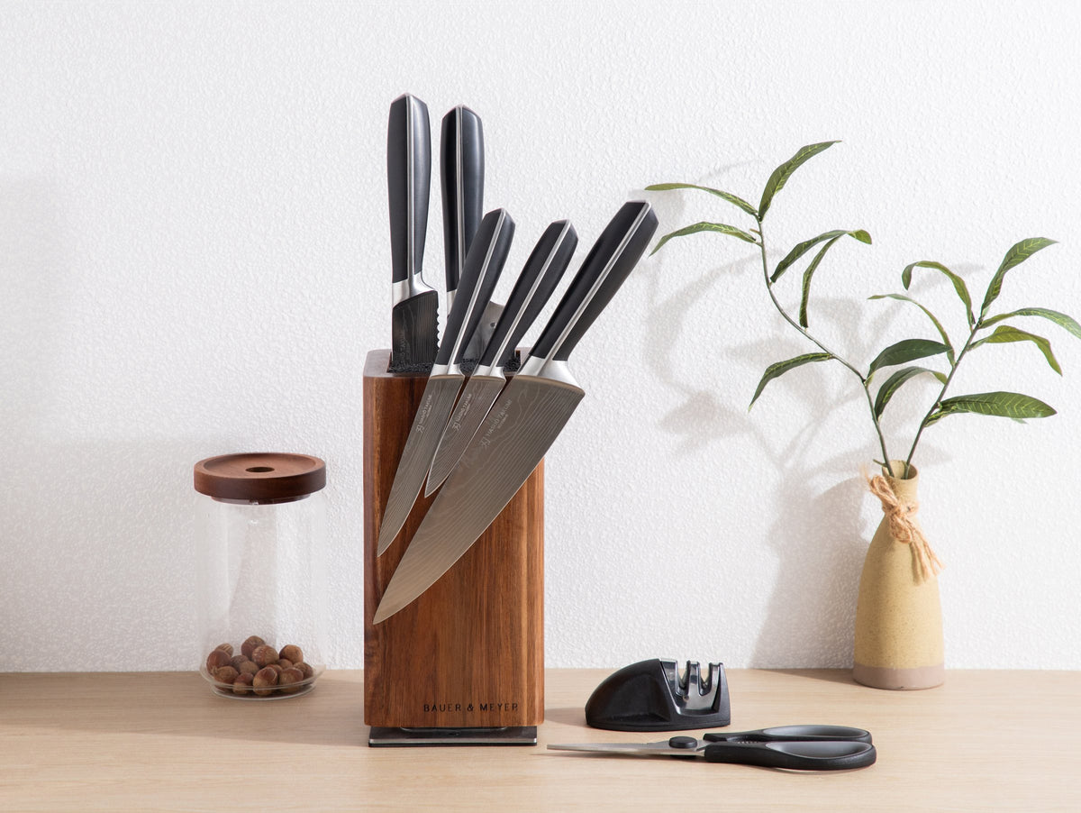 BAUER & MEYER Ultimate Kitchen Duo: messen met zwart handvat in houten messenblok, met messenslijper en keukenschaar